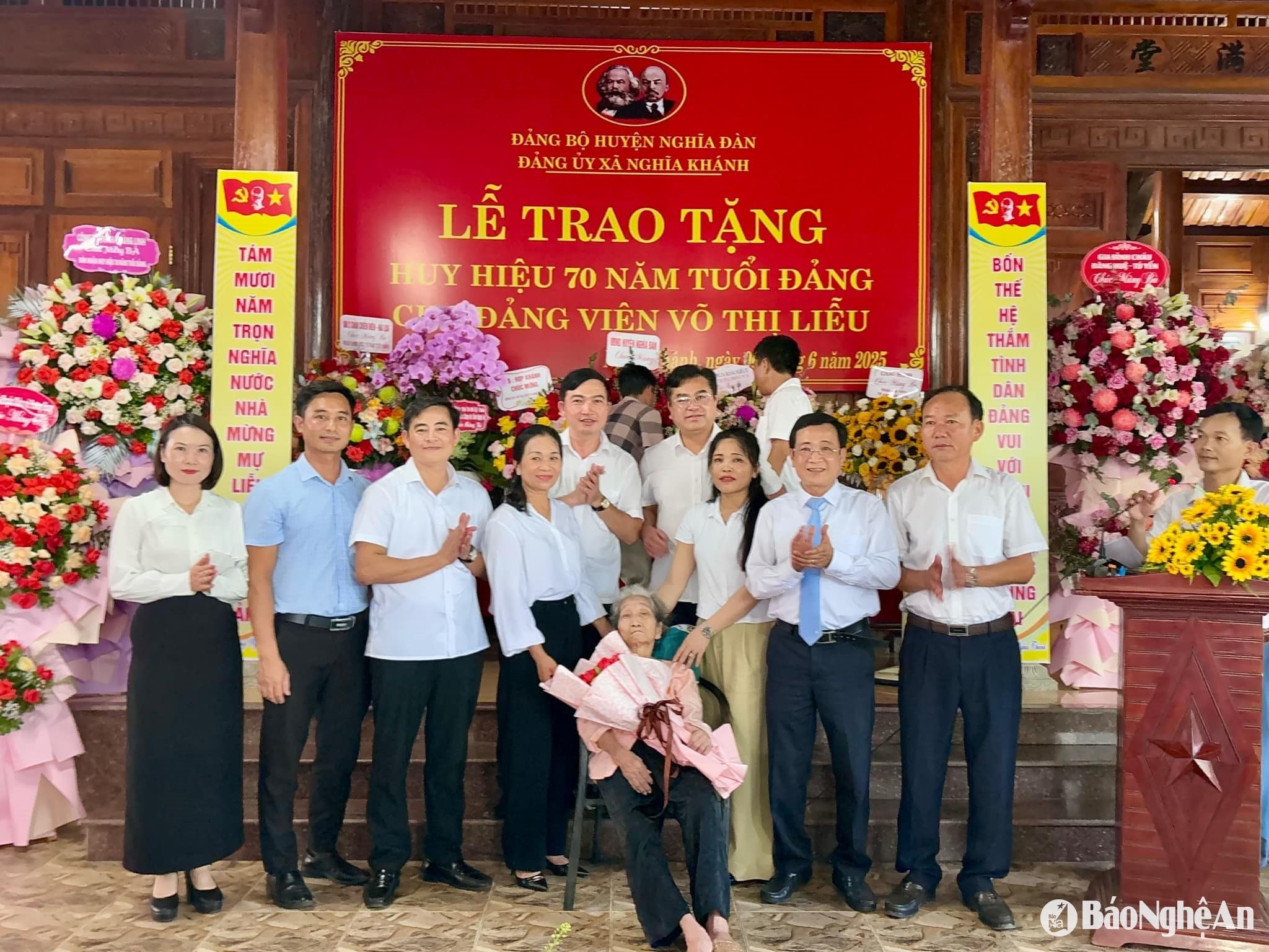 bna_huyen-nghia-dan-tang-hoa-va-qua.jpg