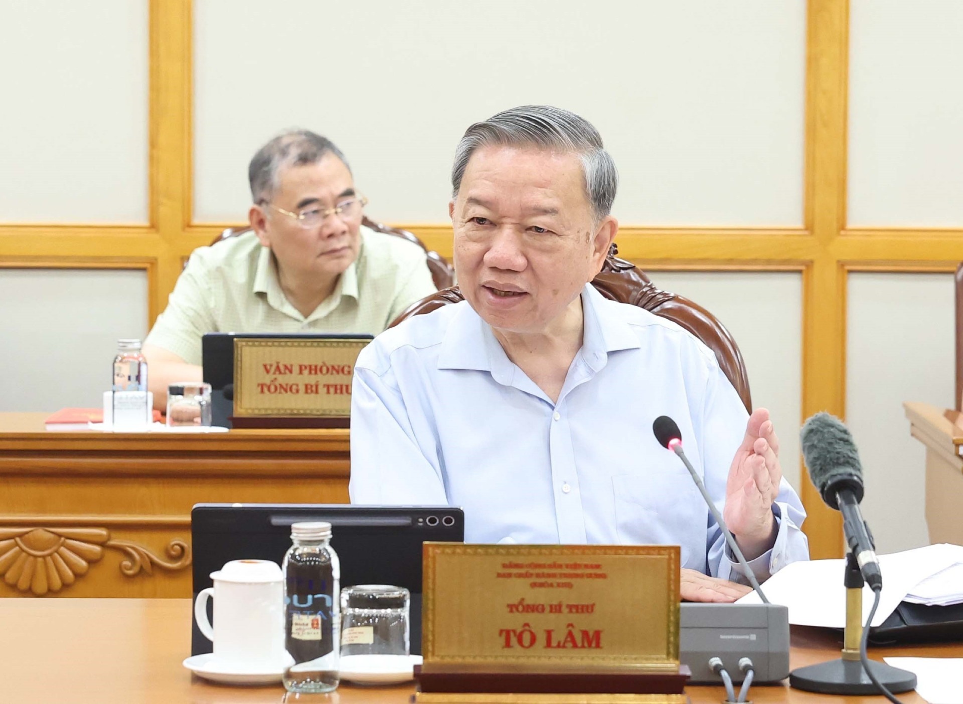 vna-potal-tong-bi-thu-chu-tri-hop-bo-chinh-tri-ve-tien-do-sap-xep-to-chuc-bo-may-va-don-vi-hanh-chinh-8076484-65079.jpg?width=0&s=sM85z10HoUKums4vILHtcw