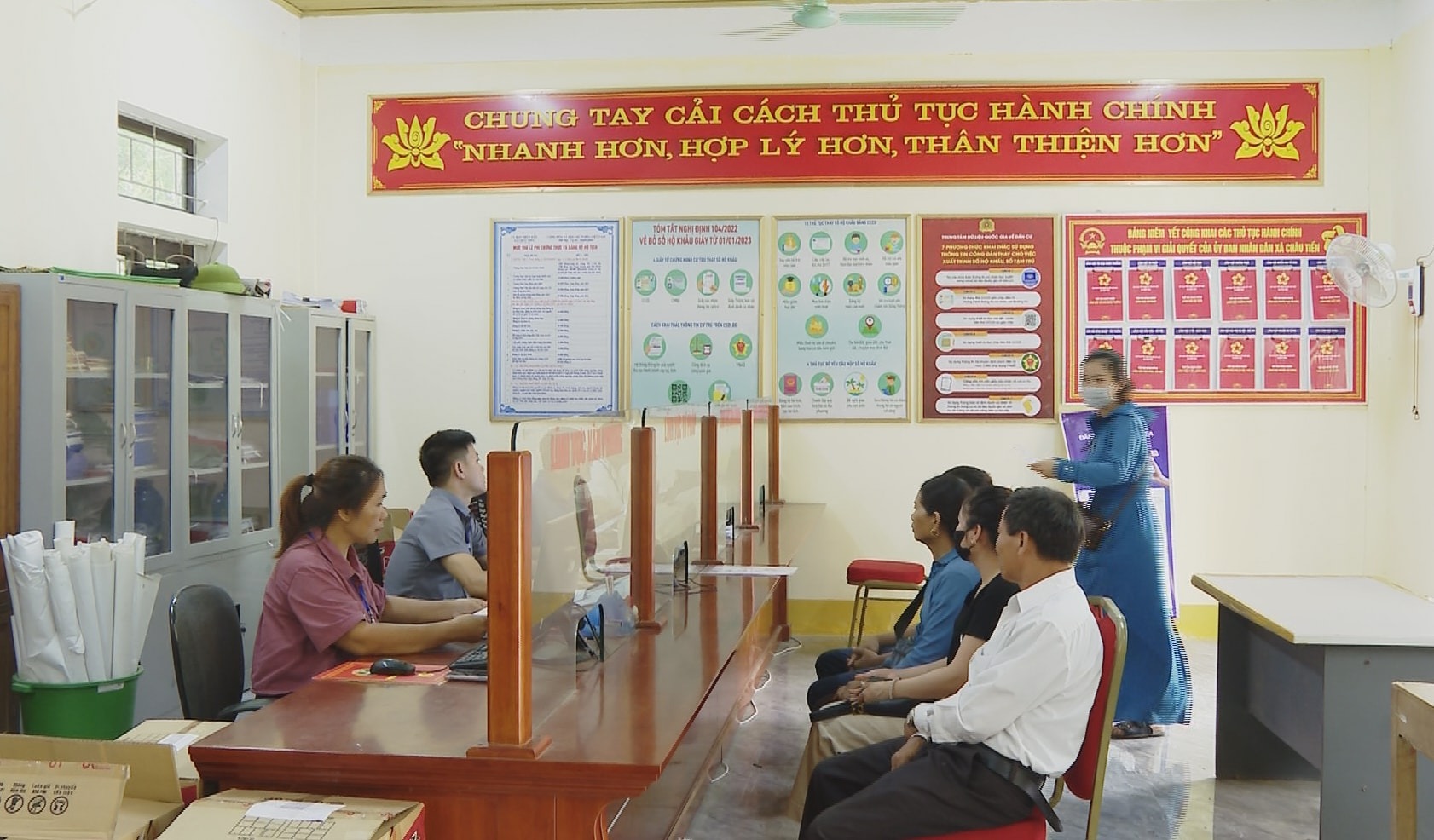bna-3-giay-to-cua-nguoi-dan-duoc-tiep-nhan-va-giai-quyet-nhanh-hieu-qua-tai-trung-tam-phuc-vu-hanh-chinh-cong-xa-chau-tien00000000-copy.jpg