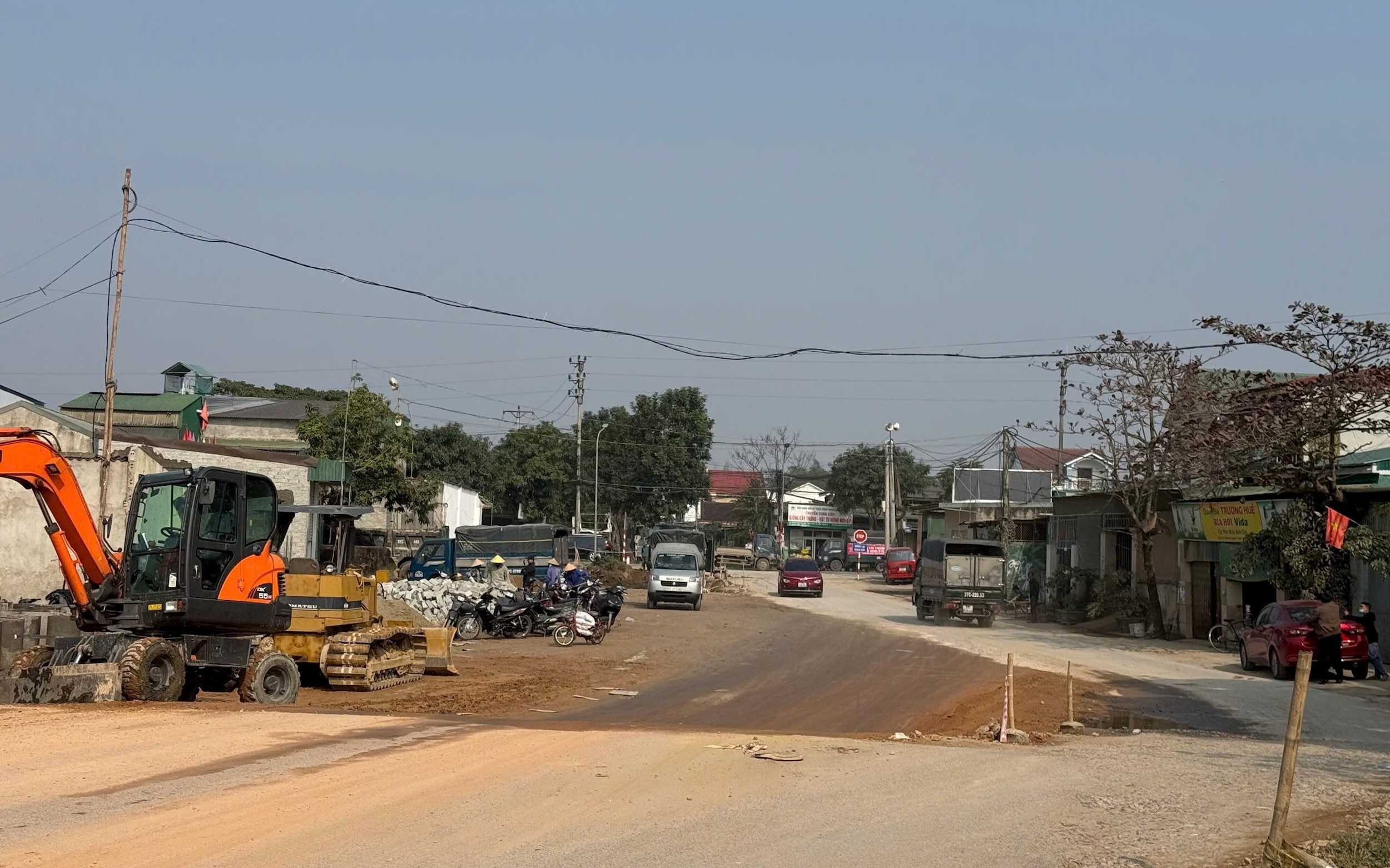 Quan tâm nâng cấp tu sửa đường Nguyễn Trường Tộ qua xóm 3,4,5 huyện Hưng Nguyên để Nhân dân đi lại.