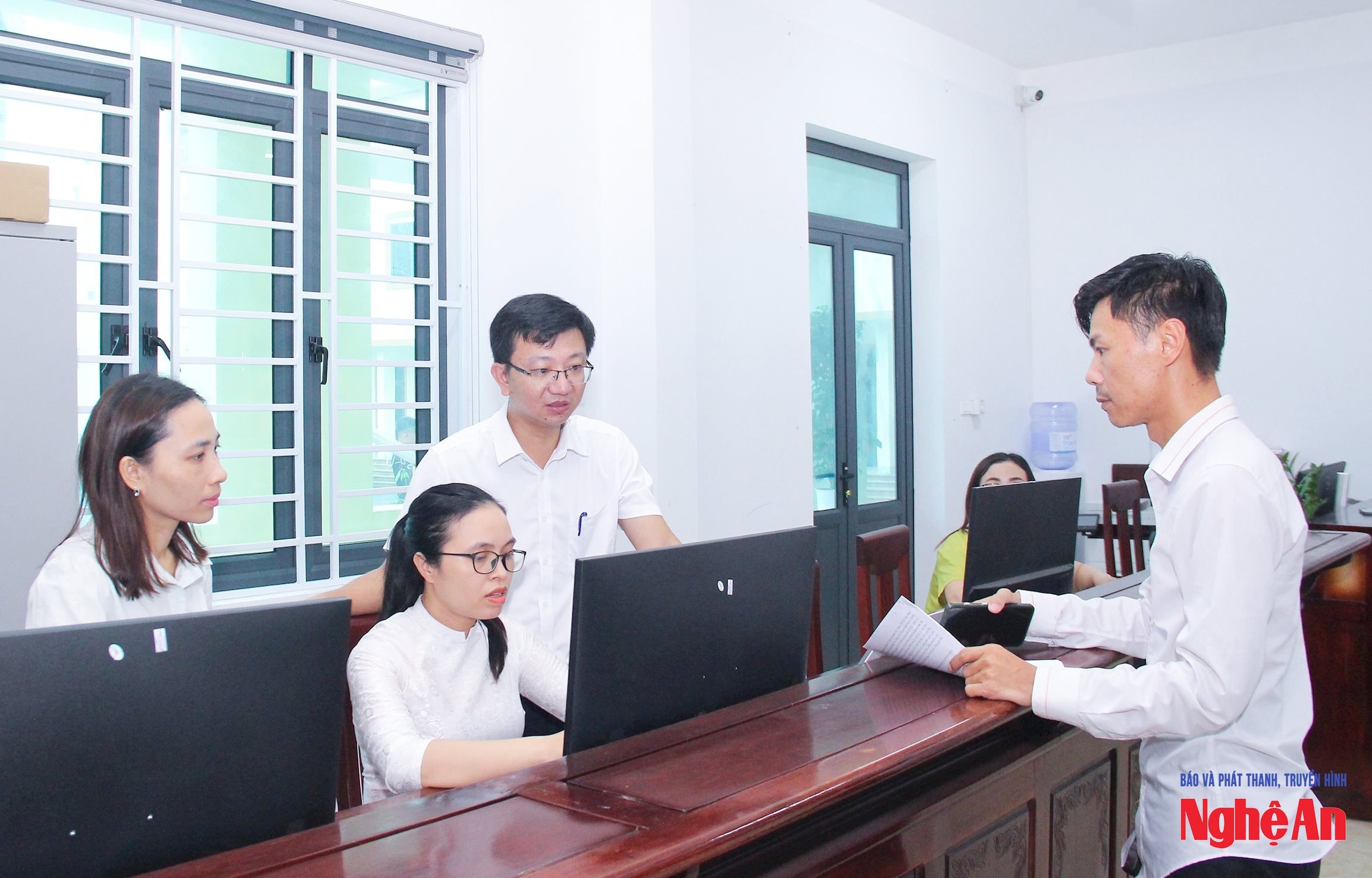 giai-quyet-thu-tuc-hanh-chinh-cho-nguoi-dan-trong-ngay-dau-van-hanh-bo-may-theo-mo-hinh-chinh-quyen-2-cap-tai-phuong-cua-lo.-anh-mai-hoa.jpg