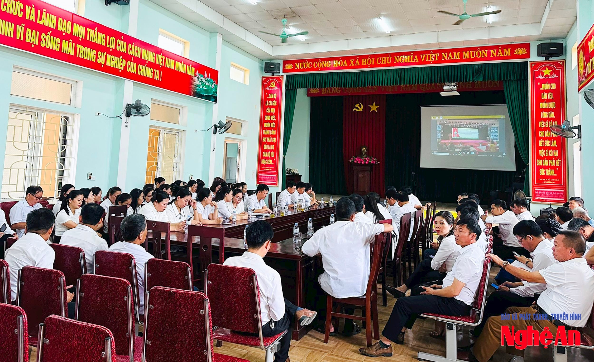 xa-nghia-lam-to-chuc-diem-cau-hoi-nghi-truc-tuyen-cua-tinh-ve-trien-khai-cac-chu-truong-lien-quan-den-sap-xep-to-chuc-bo-may-anh-cscc.jpg