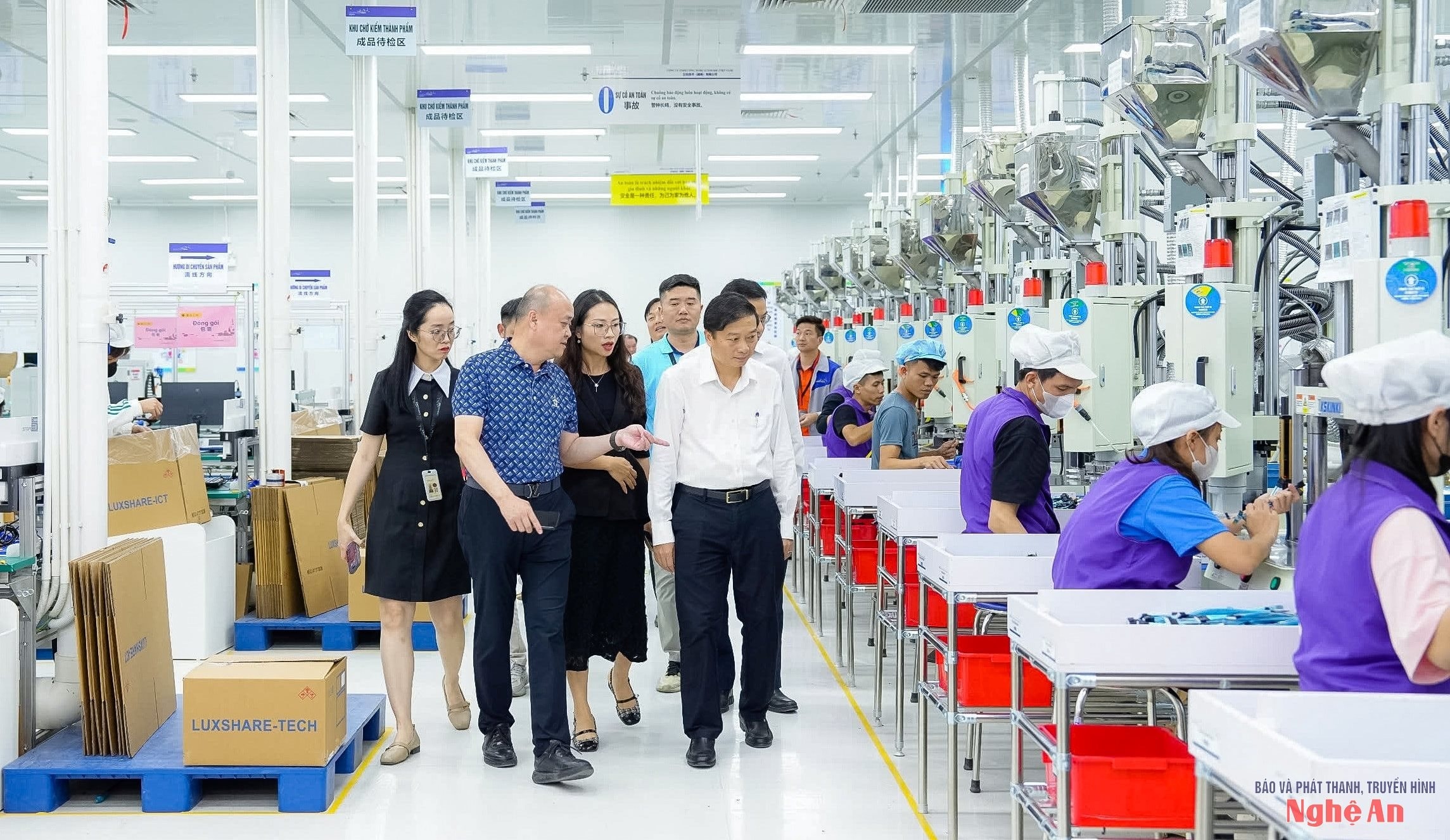 bna_chu-tich-ubnd-tinh-le-hong-vinh-tham-day-chuyen-san-xuat-tai-nha-may-cua-tap-doan-luxshare-ict.-anh-thanh-duy.jpg