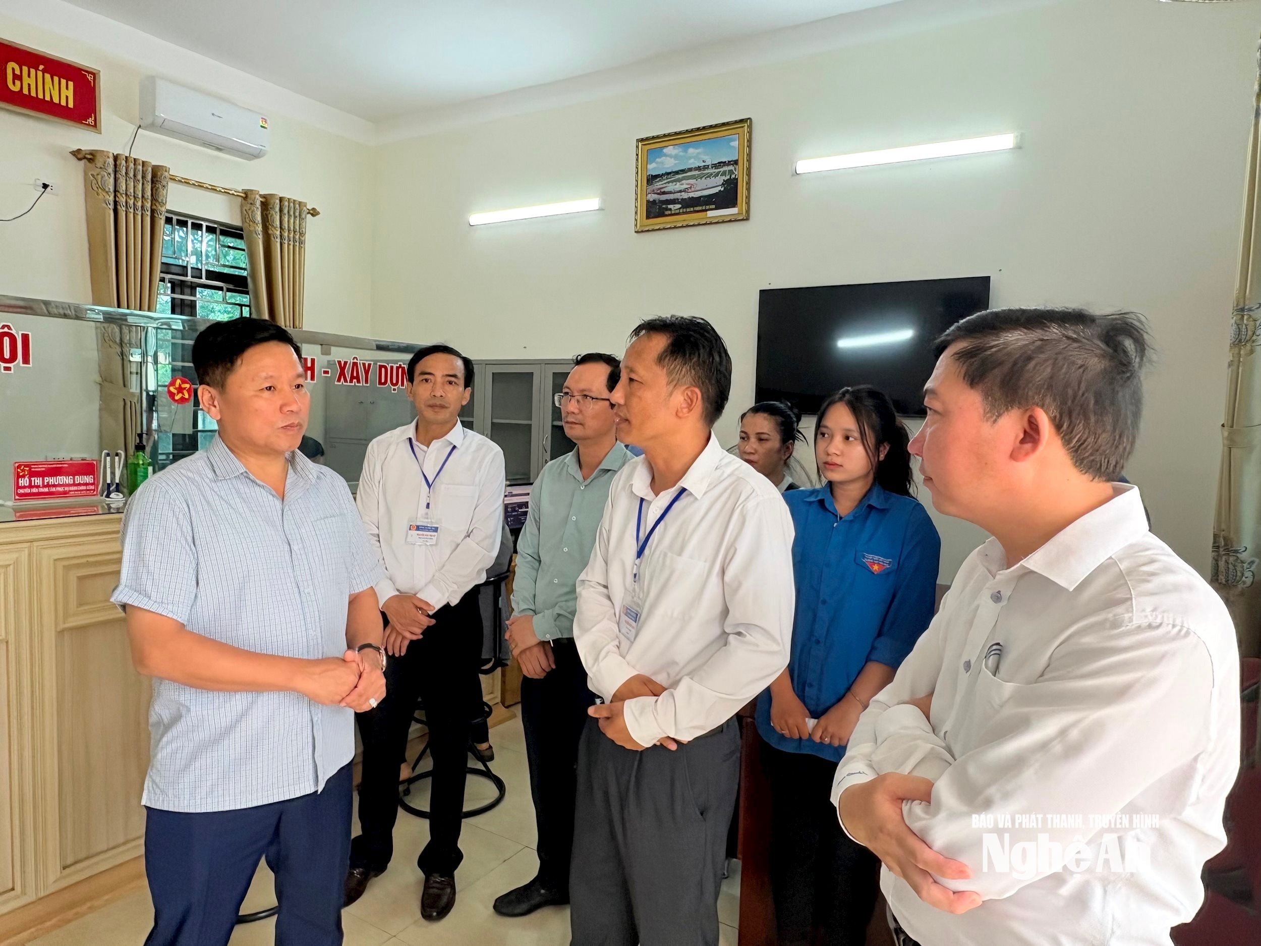 bna_trao-doi-voi-can-bo-xa-nghia-mai.jpeg