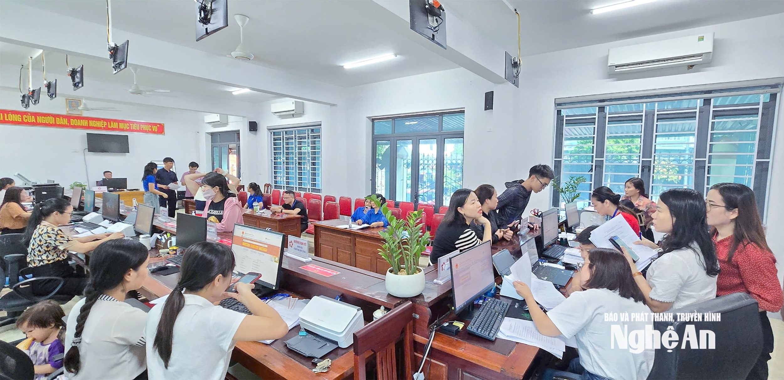 bna_-can-bo-cong-chuc-ubnd-phuong-cua-lo-to-chuc-22ngay-thu-bay-vi-dan-22-de-ho-tro..jpg
