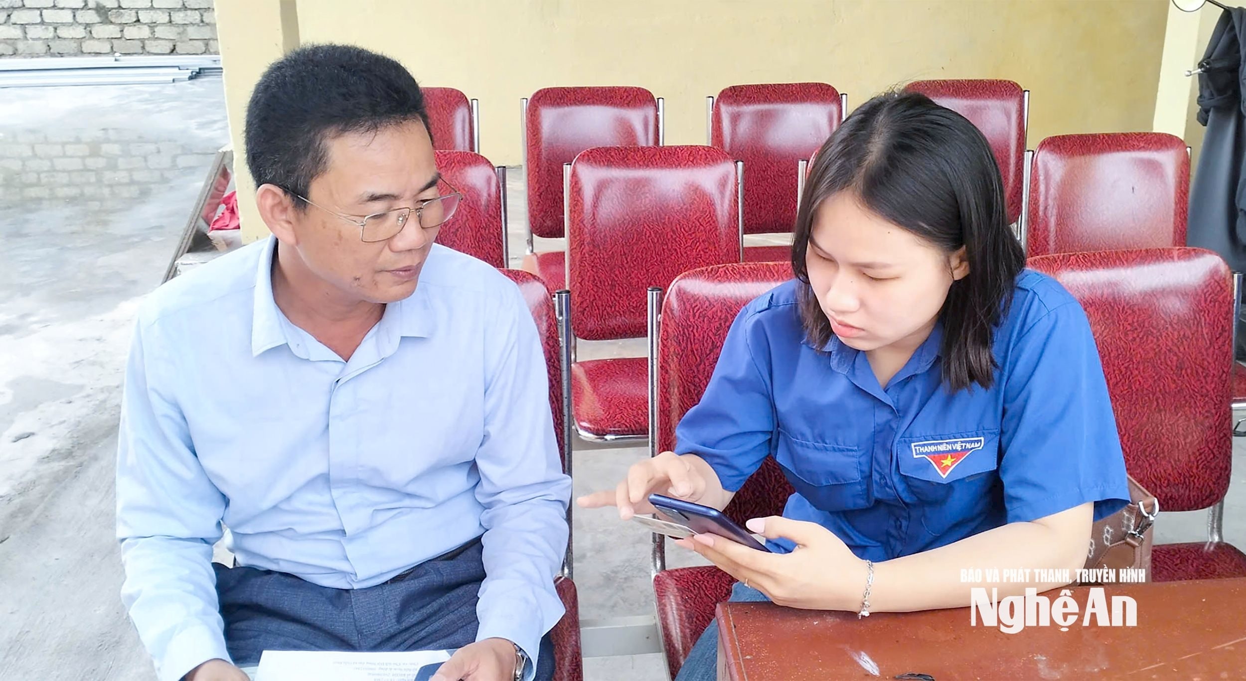 bna_-doan-vien-thanh-nien-ho-tro-nguoi-dan-lam-ho-so-truc-tuyen.jpg