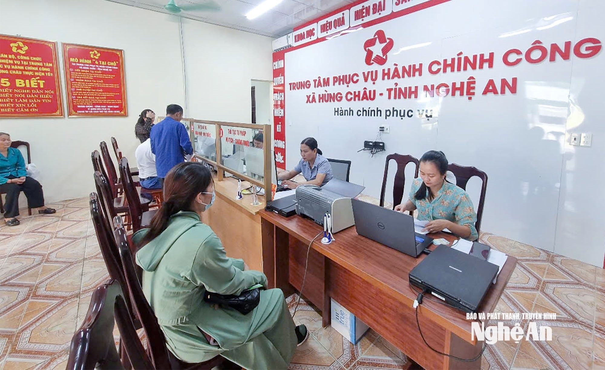 bna_-trung-tam-phuc-vu-hanh-chinh-cong-xa-hung-chau-to-chuc-tiep-nhan-giai-quyet-thu-tuc-hanh-chinh-cho-nguoi-dan-trong-ngay-thu-bay.-anh(1).jpg
