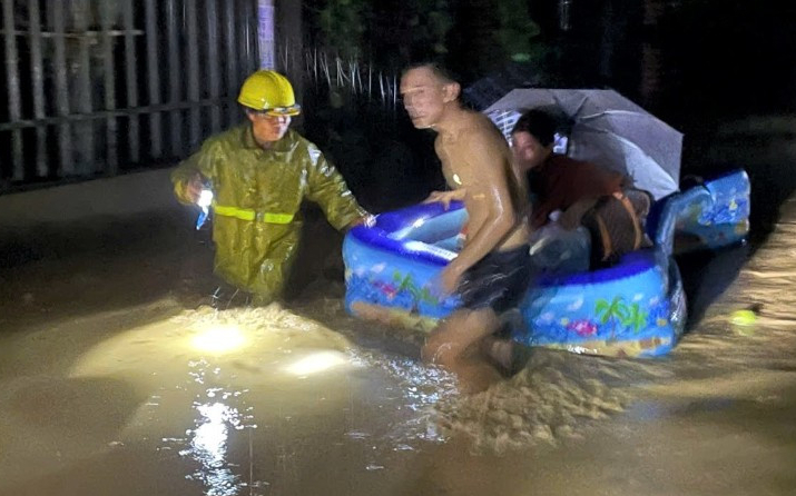 Đêm không ngủ ở miền tây Nghệ An, chính quyền và người dân trắng đêm chạy lũ