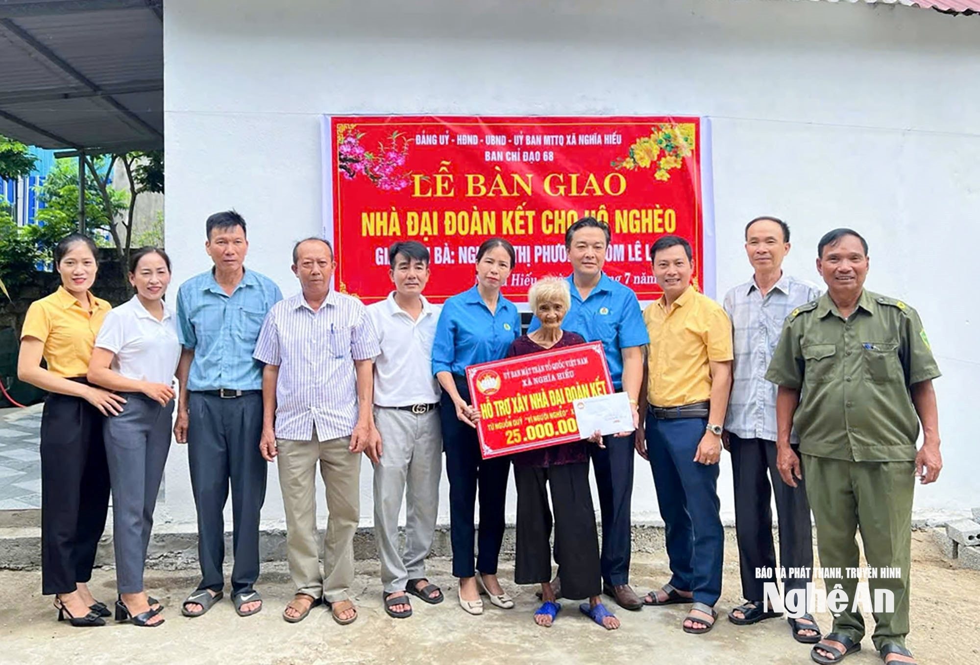 bna_-xa-nghia-hung-nghia-hieu-truoc-day-trao-tien-ho-tro-lam-nha-cho-nguoi-dan.jpg