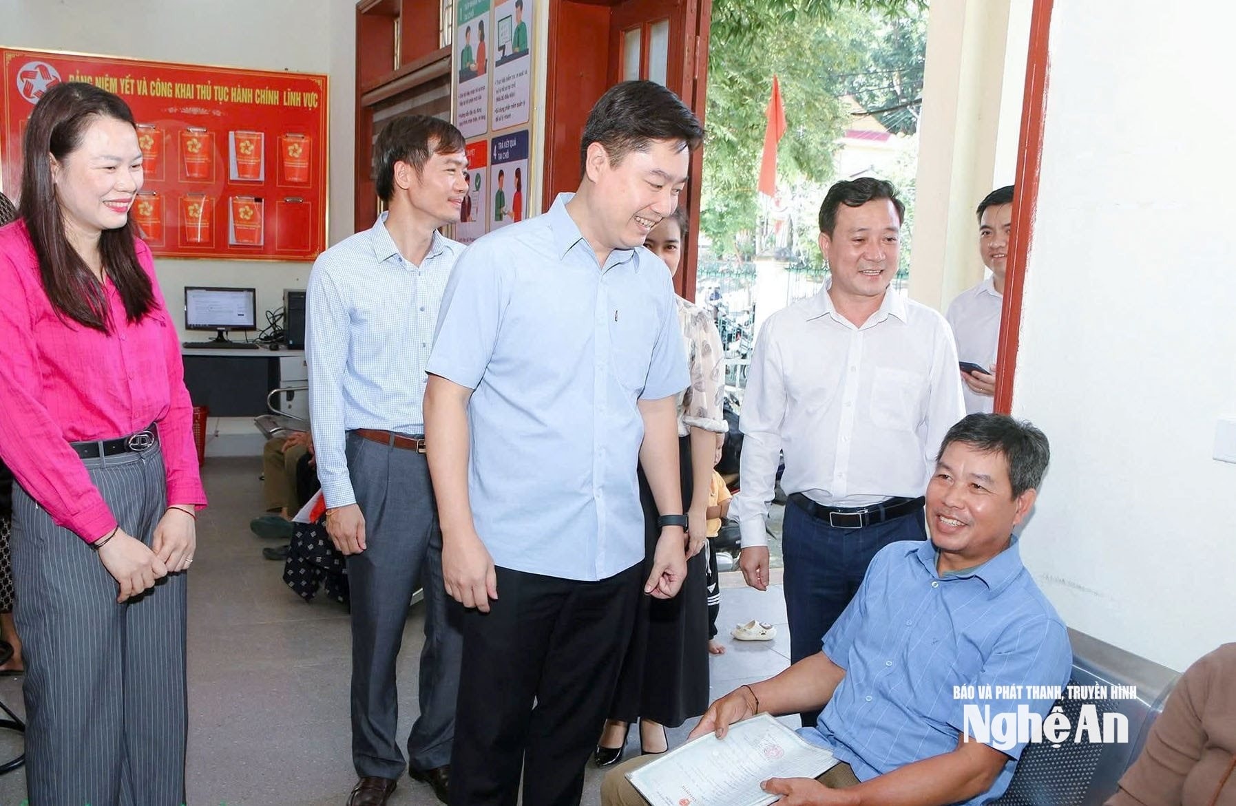 bna_-lanh-dao-xa-tuong-duong-trao-doi-voi-nguoi-dan-den-thuc-hien-thu-tuc-hanh-chinh-tai-trung-tam-phuc-vu-hanh-chinh-cong-xa..jpg