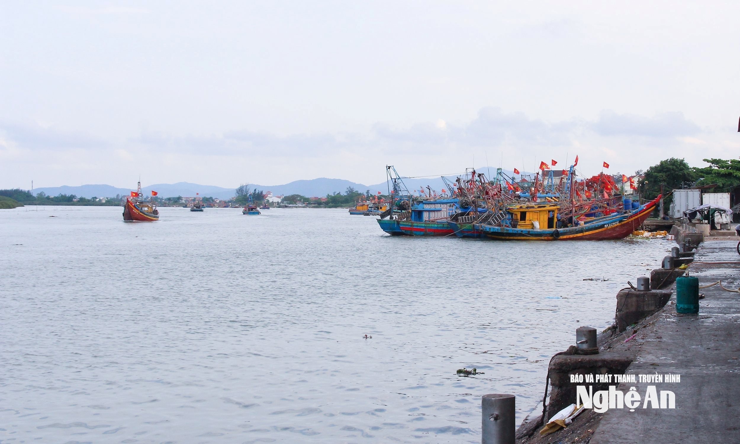bna_-phat-trien-kinh-te-bien-la-mot-trong-nhung-tru-cot-quan-trong-cua-tung-dia-phuong-co-bien-va-cua-tinh.-anh-mai-hoa.jpg