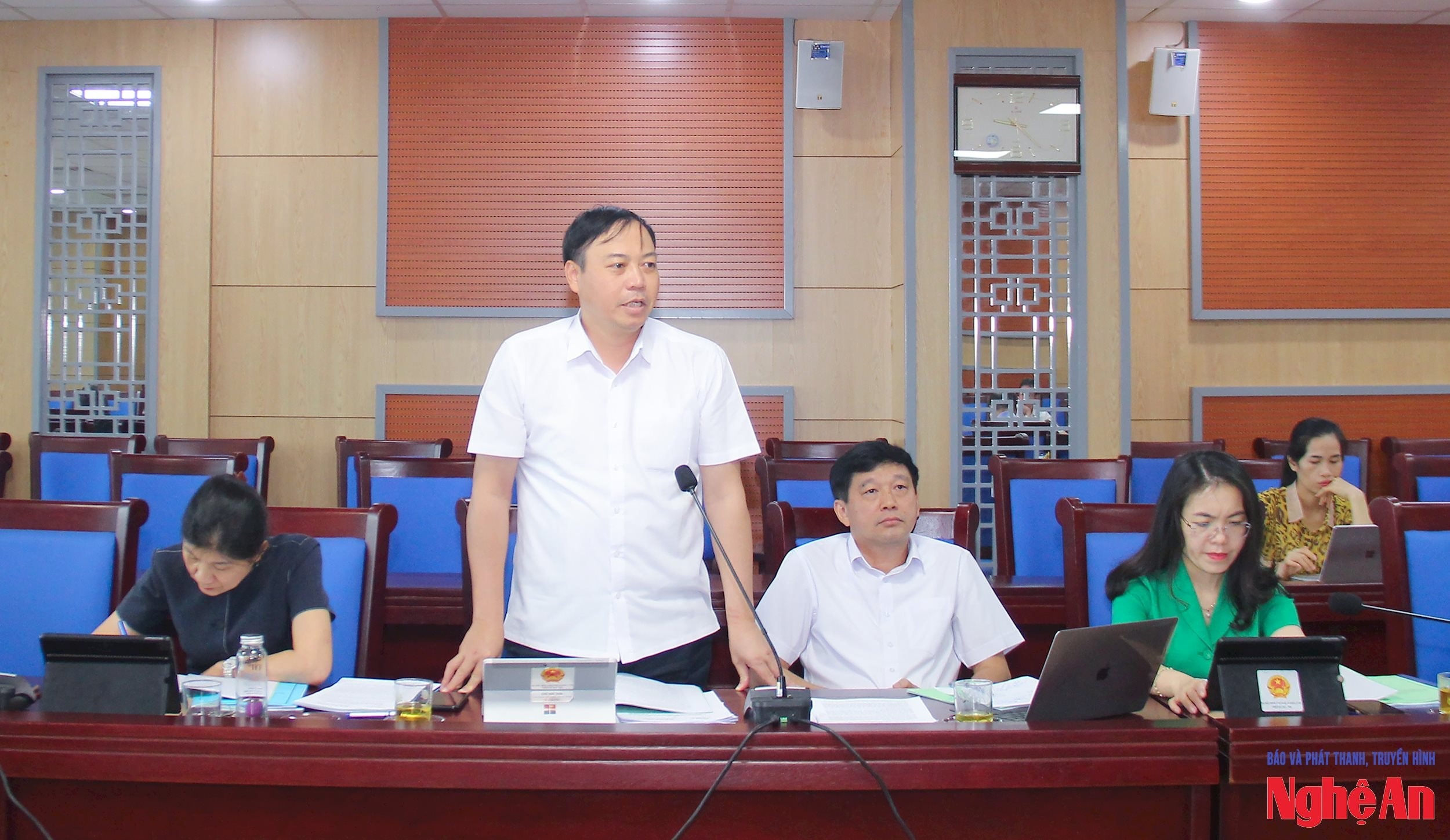 bna_-truong-ban-van-hoa-va-xa-hoi-hdnd-tinh-neu-y-kien-tham-tra-tai-cuoc-hop-tham-tra.-.jpg