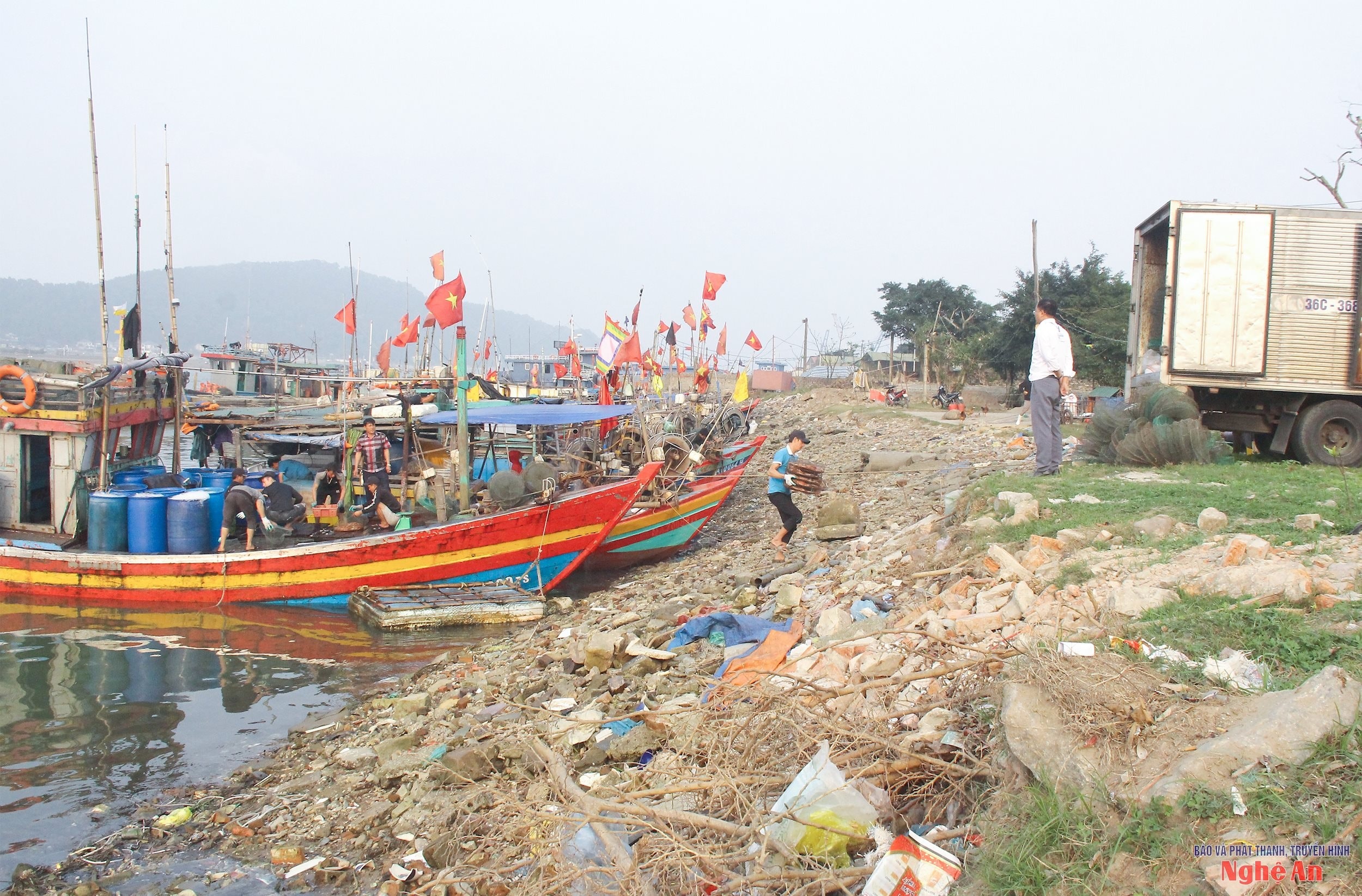 bna_-cu-tri-phuong-cua-lo-kien-nghi-cap-co-tham-quyen-dau-tu-xay-dung-ke-bien-truoc-den-van-loc-chong-sat-lo.-anh-mai-hoa.jpg