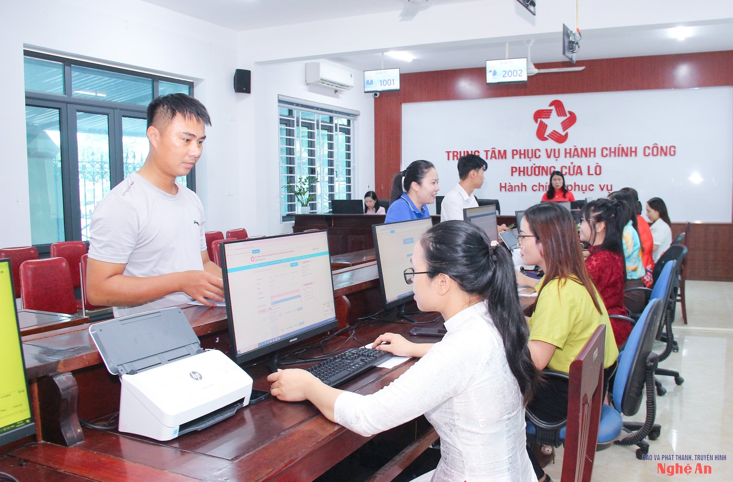 bna_-trung-tam-phuc-vu-hanh-chinh-cong-phuong-cua-lo-giai-quyet-thu-tuc-hanh-chinh-cho-nguoi-dan(1).jpg