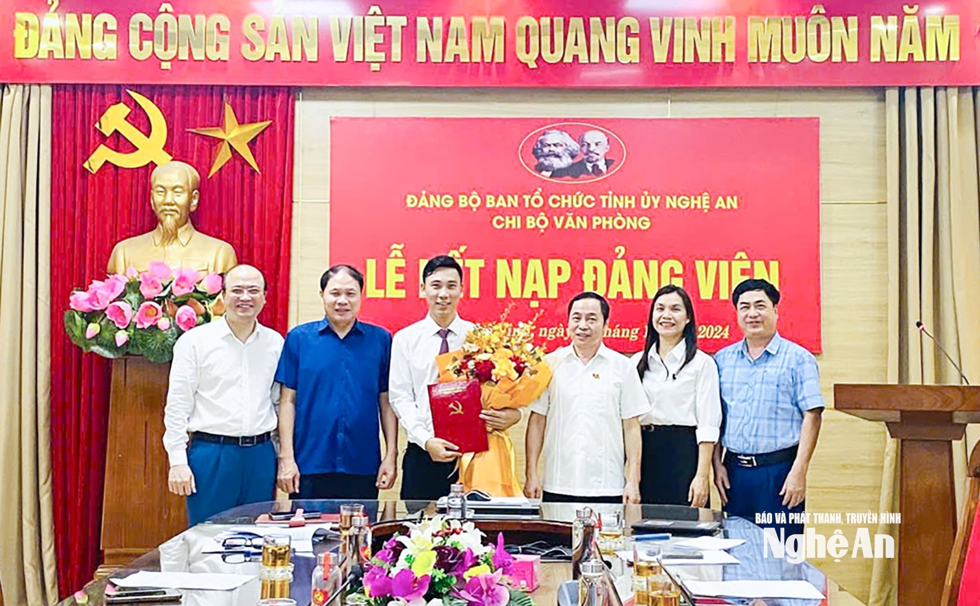 bna_-lanh-dao-ban-to-chuc-tinh-uy-trao-quyet-dinh-ket-nap-dang-vien-trong-.jpg