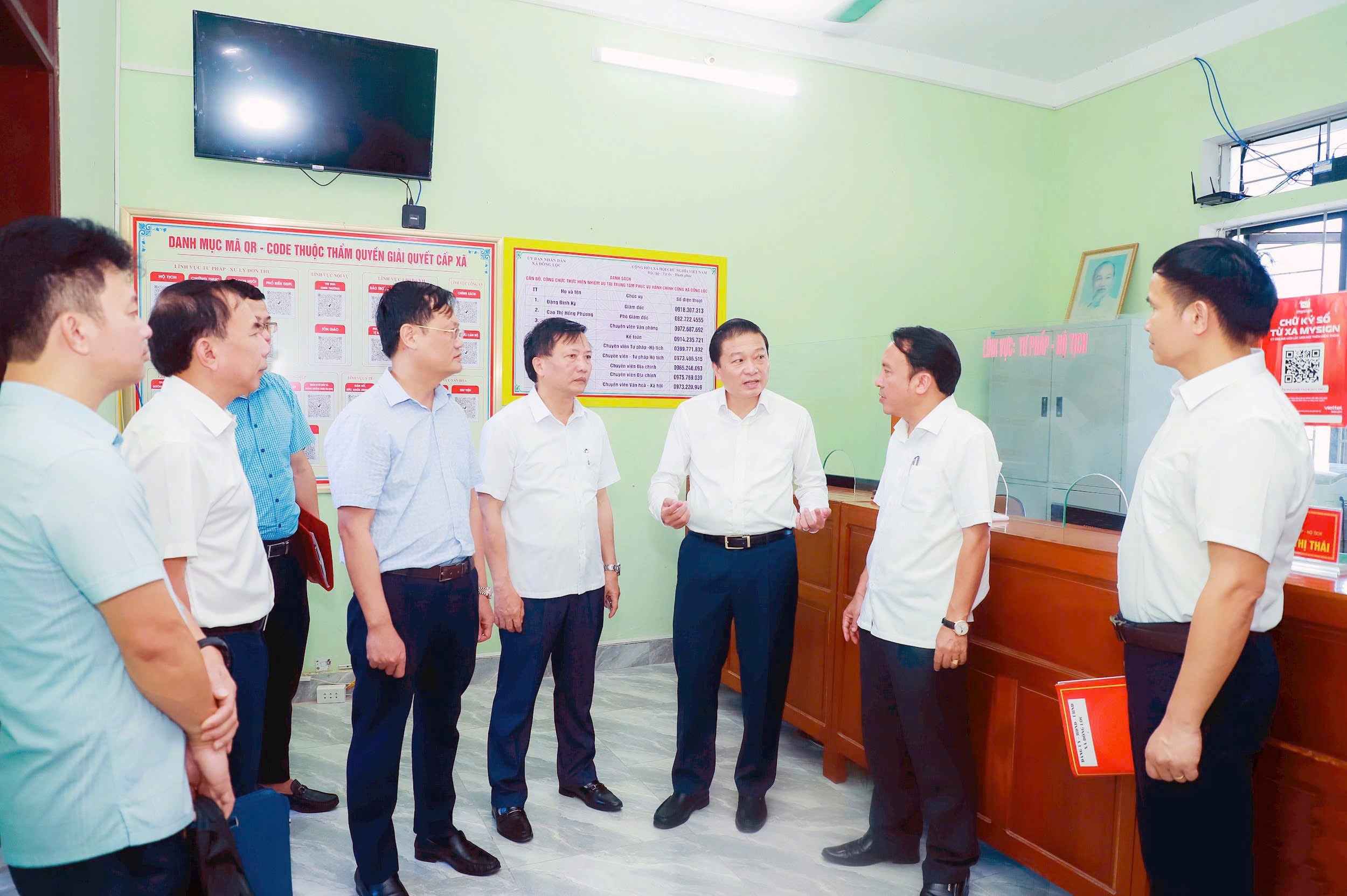 pho-bi-thu-tinh-uy-chu-tich-ubnd-tinh-le-hong-vinh-kiem-tra-tai-trung-tam-phuc-vu-hanh-chinh-cong.-anh-t.-duy.jpg
