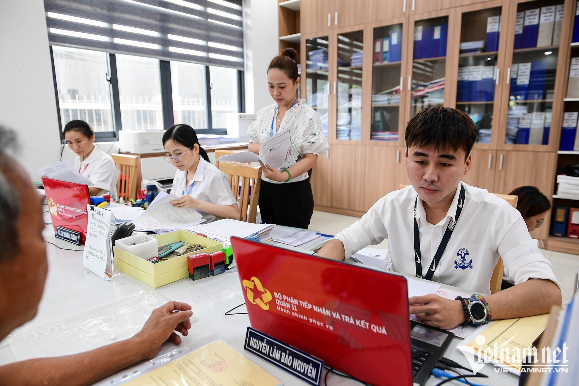 w-thu-tuc-hanh-chinh-tphcm-nguyen-hue-13-3639.jpg?width=0&s=wf_RH1VSS1WVhH8stwPUtQ