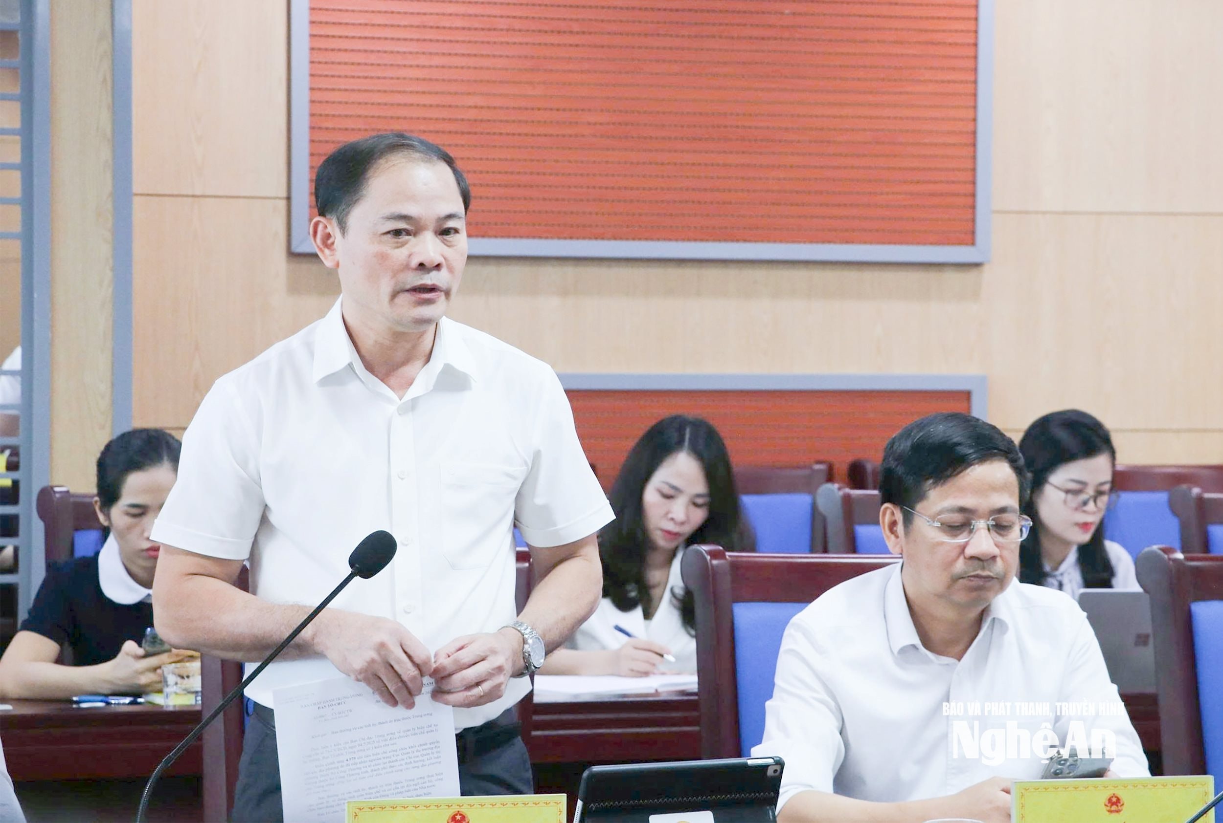 bna_-truong-ban-phap-che-hdnd-tinh-pham-thanh-chung-phat-bieu-y-kien-tai-phien-hop.-.jpg
