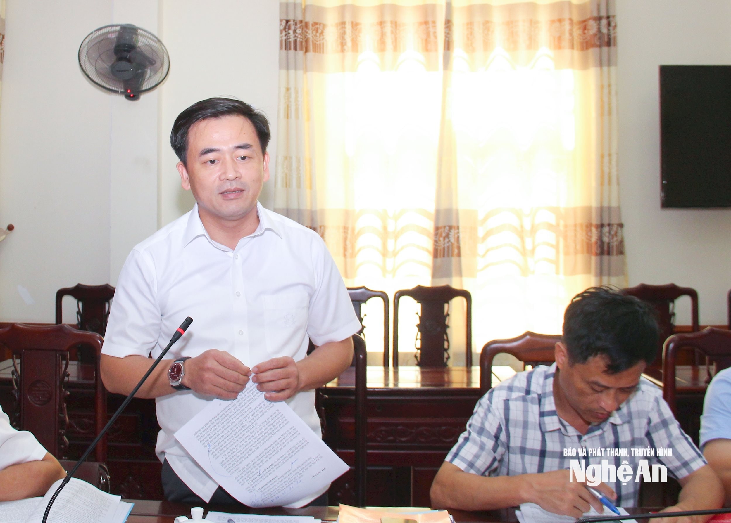 bna_-dong-chi-ho-sy-nguyet-pho-truong-ban-to-chuc-tinh-uy-tham-gia-gop-y-tai-cuoc-hop.-anh-mai-hoa.jpg