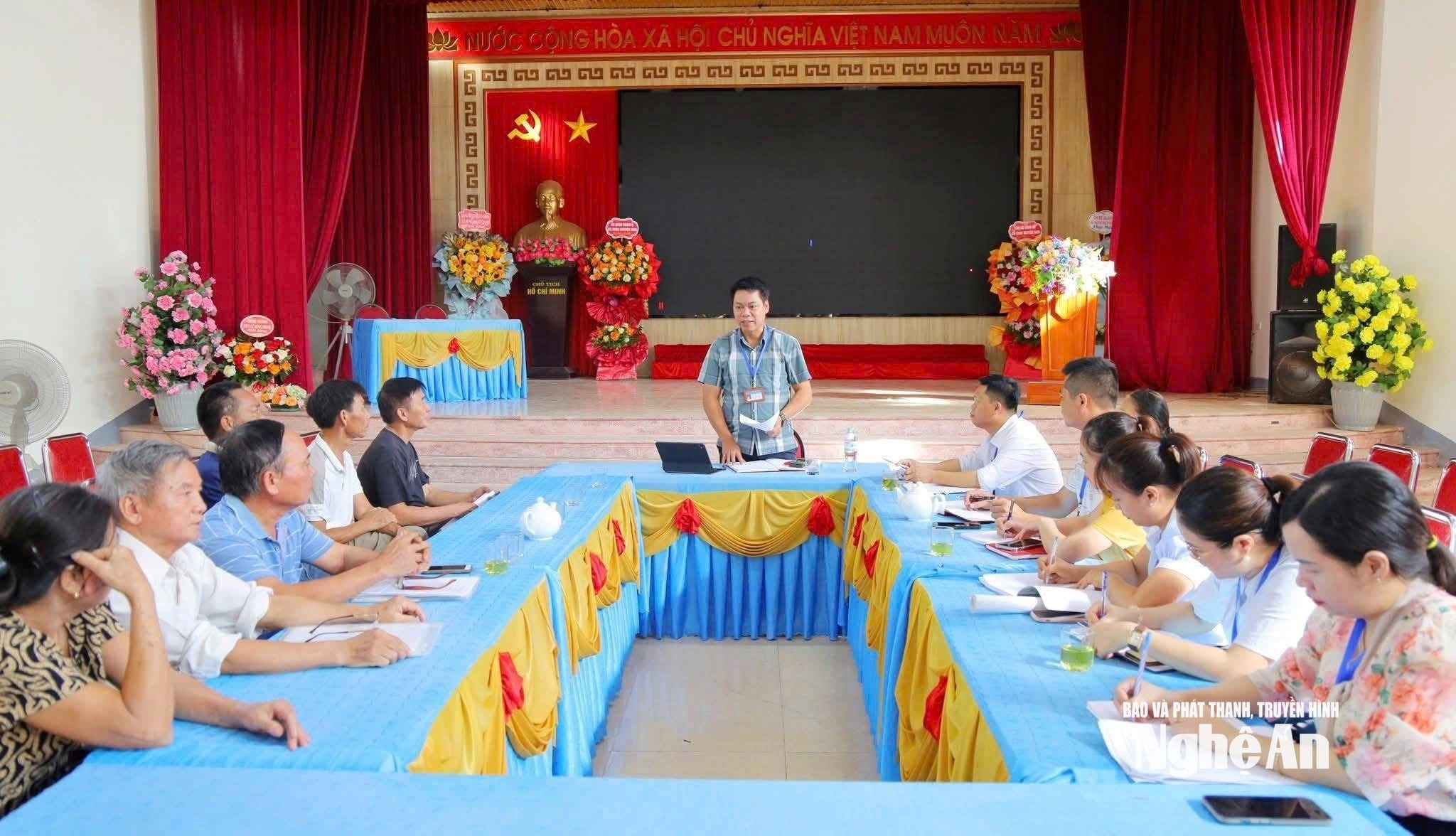 bna_chu-tich-ubnd-xa-hung-nguyen-nam-tiep-cong-dan.-anh-kl.jpg