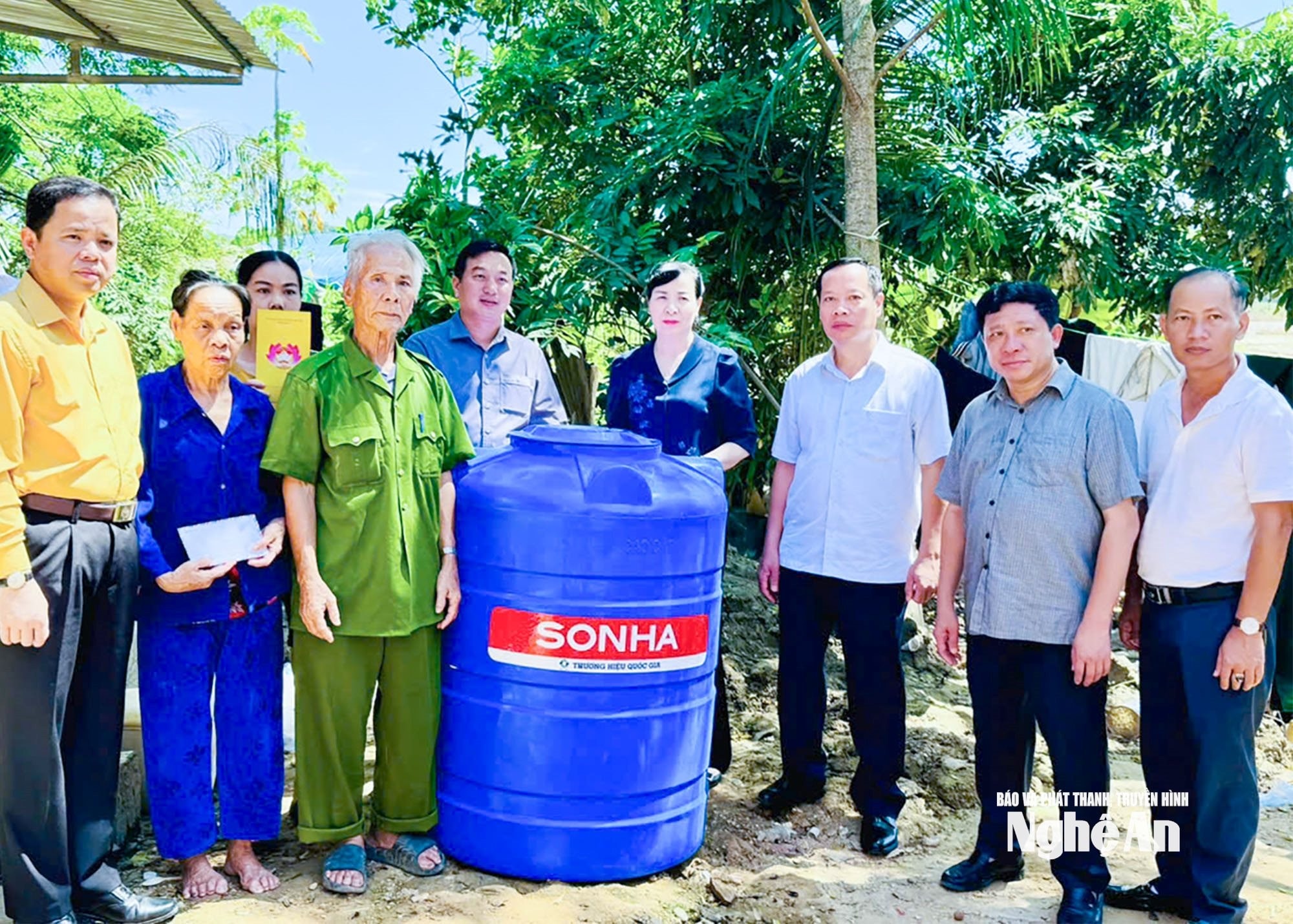 bna_-doan-cong-tac-tinh-bac-ninh-trao-thung-chua-nuoc-cho-nguoi-dan-xa-con-cuong.-.jpg