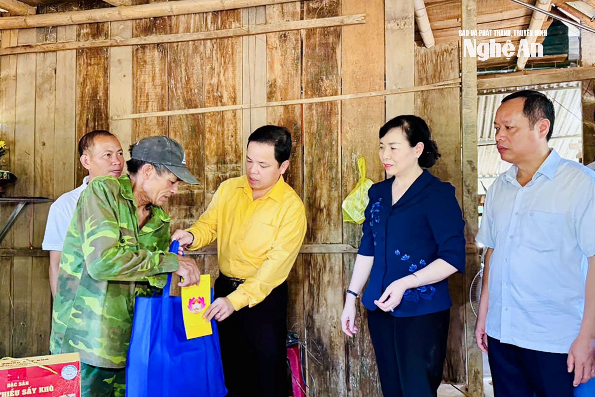 bna_-lanh-dao-uy-ban-mttq-viet-nam-tinh-nghe-an-trao-qua-ho-tro-cho-nguoi-dan-xa-con-cuong(1).jpg