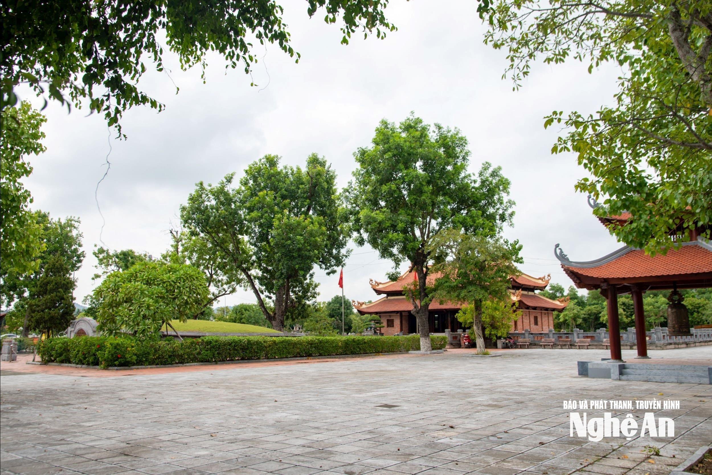 khu-mo-va-nha-tuong-niem-liet-si-xo-viet-nghe-tinh-o-thi-tran-hung-nguyen.-anh-minh-quan.jpg