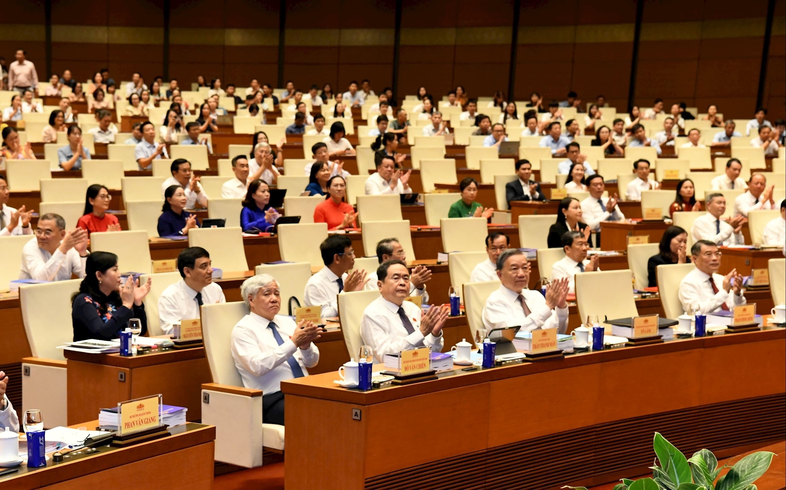 bna_-cac-dong-chi-lanh-dao-dang-nha-nuoc-quoc-hoi-tham-du-hoi-nghi.-anh-bao-dai-bie-nhan-dan-23ea17ebb4c3ab0237146b8cb58c74c1.jpg