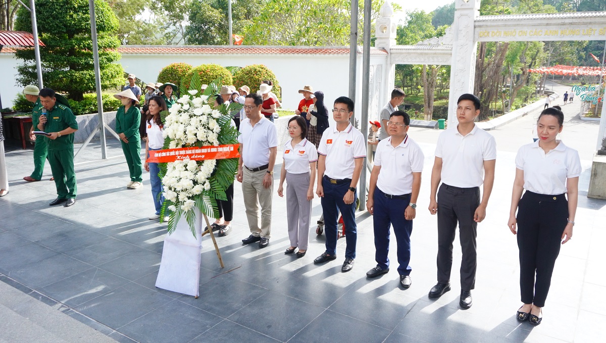 Chi bộ Công tác Quốc hội sinh hoạt chuyên đề về nguồn tại Khu di tích Ngã ba Đồng Lộc và Khu di tích Hải Thượng Lãn Ông