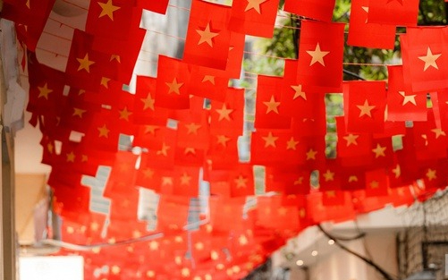 Những người góp phần tạc nên hình nước, hồn nước