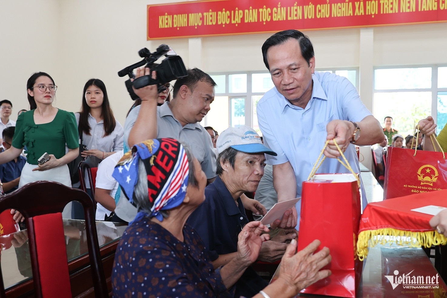 bo-truong-dao-ngoc-dung-tang-qua-cho-ho-ngheo-nguoi-dan-toc-thieu-so-xa-dong-hy-ngay-5-9-2025-anh-le-anh-dung-1287.jpg?width=0&s=5dIepeEaGb9W_yfvW99WSQ