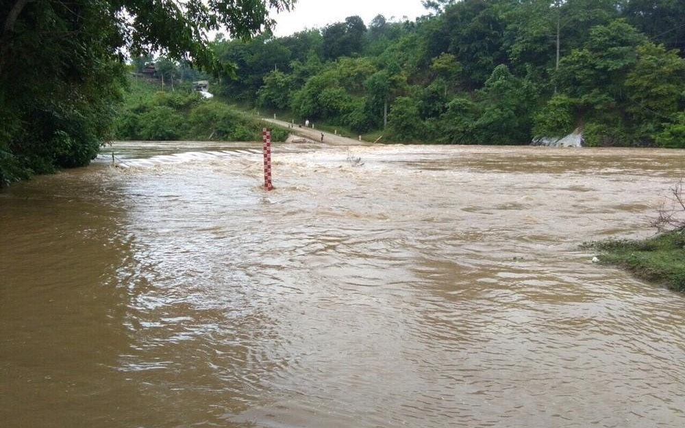 Cử tri bản Tằn, xã Quỳ Châu kiến nghị xây cầu bản Tằn để đảm bảo đi lại mùa mưa bão