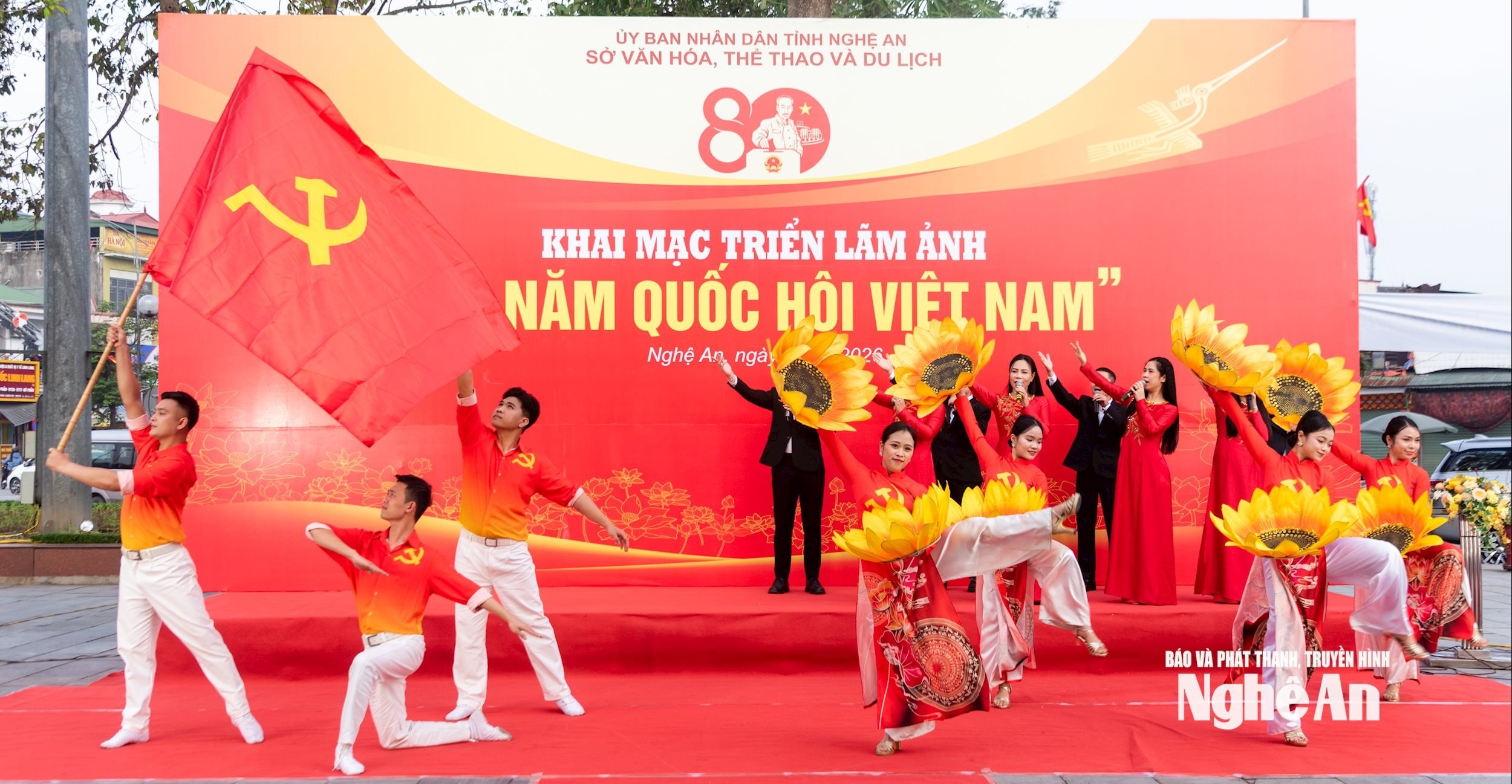 bna_khai-mac-trien-lam-anh-80-nam-quoc-hoi-viet-nam.jpg