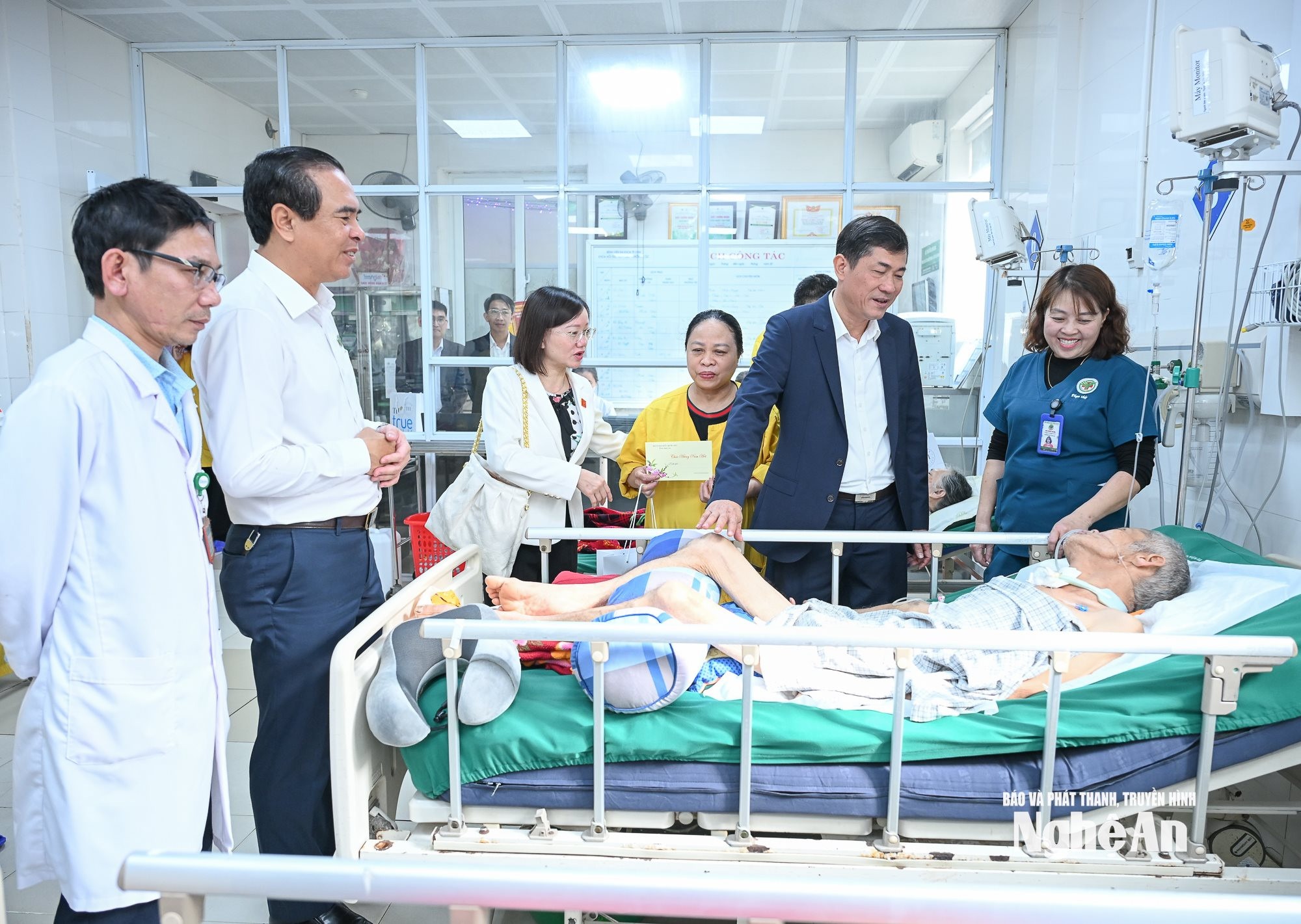 bna_dai-bieu-quoc-hoi-tham-chuc-tet-benh-nhan.jpg