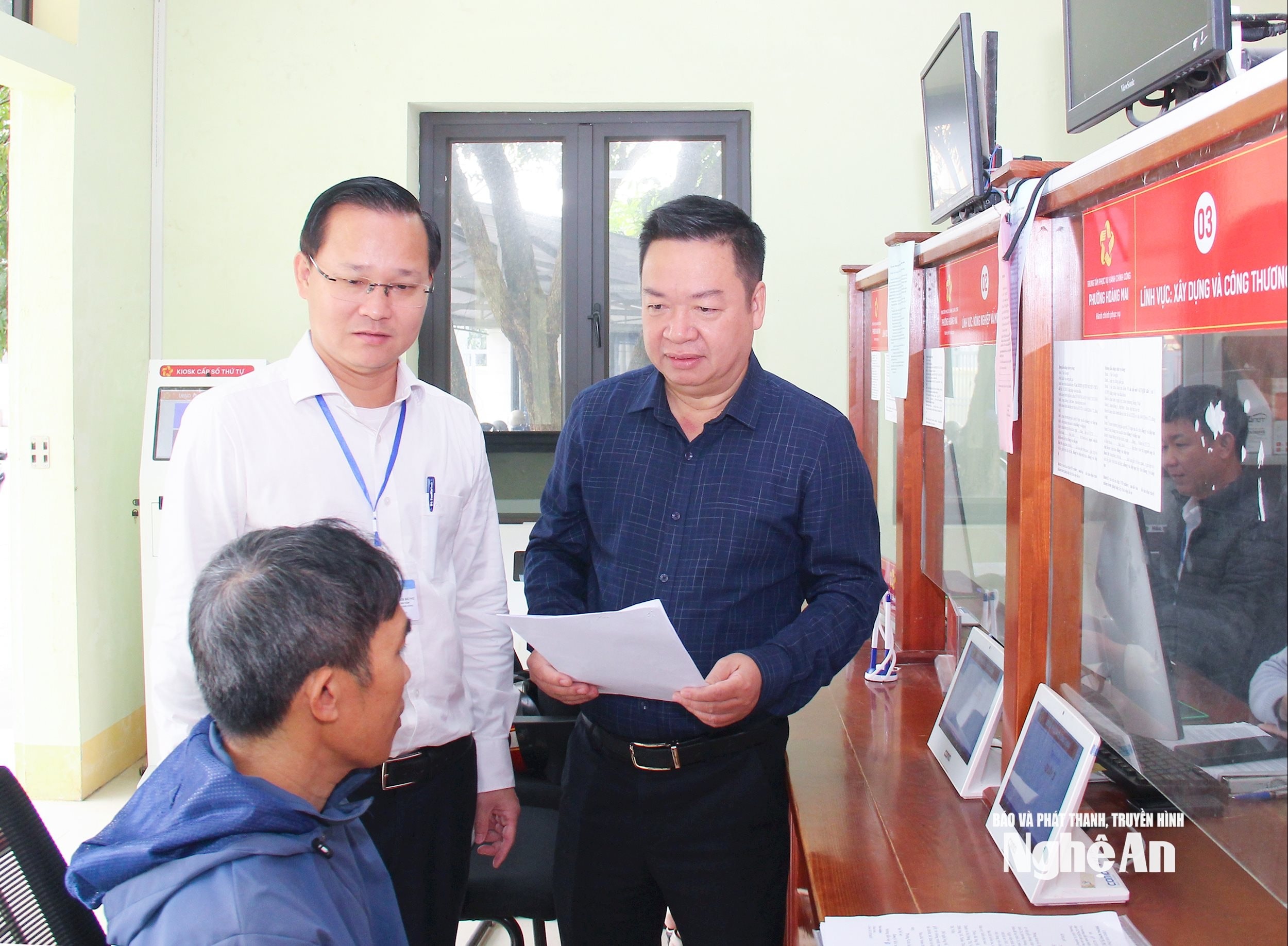 bna_-can-bo-phuong-hoang-mai-tim-hieu-viec-dap-ung-nhu-cau-cua-nguoi-dan-trong-giai-quyet-thu-tuc-hanh-chinh-cua-bo-may.-anh-mai-hoa-.jpg