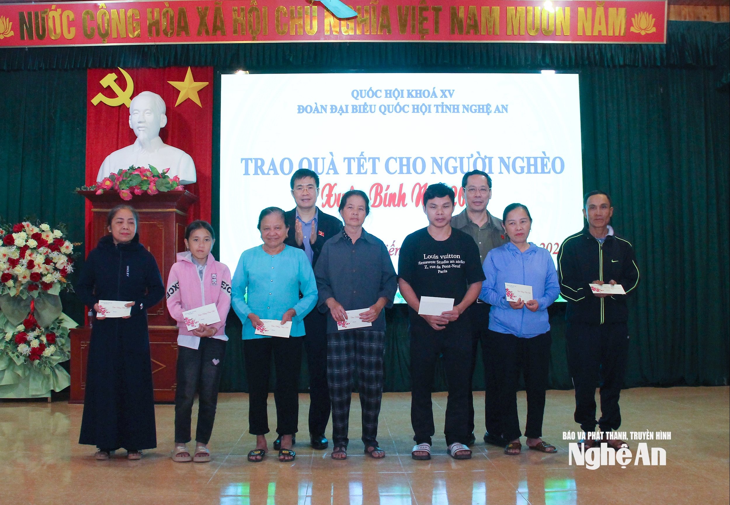 bna_-cac-dai-bieu-quoc-hoi-tang-qua-tet-cho-nguoi-dan-xa-van-hien.-anh-mai-hoa.jpg
