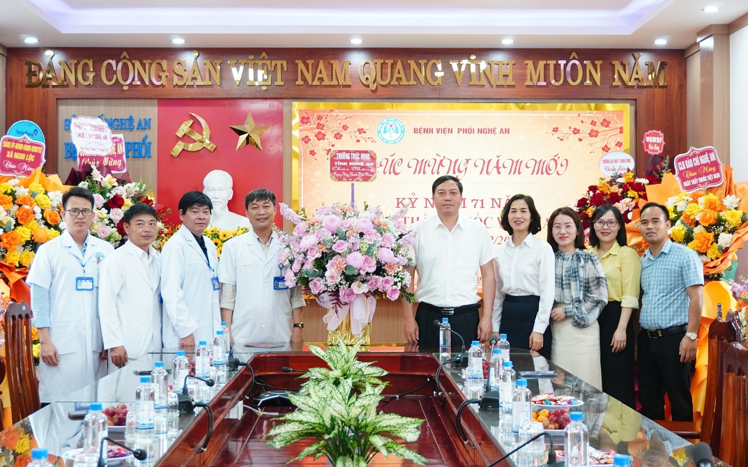 Thường trực HĐND tỉnh chúc mừng một số đơn vị y tế nhân kỷ niệm 71 năm ngày Thầy thuốc Việt Nam