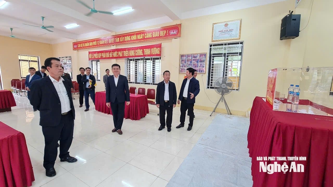 bna_pho-chu-tich-ubnd-tinh-nguyen-van-de-kiem-tra-chuan-bi-co-so-vat-chat-tai-khu-vuc-bau-cu-so-6-xa-quy-hop.-anh-nguyen-toan.jpg