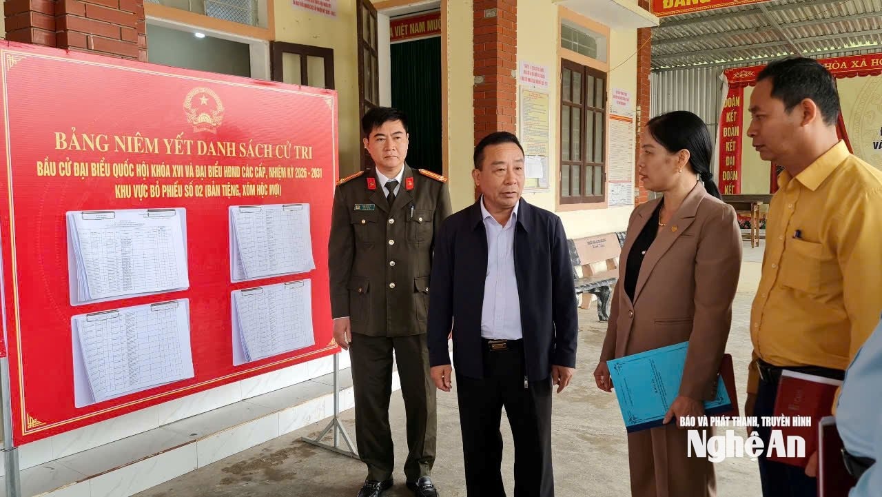 bna_pho-chu-tich-ubnd-tinh-nguyen-van-de-nghe-lanh-dao-xa-muong-ham-bao-cao-cong-tac-chuan-bi-tai-khu-vuc-bau-cu-ban-tieng-xa-muong-ham.-anh-nguyen-toan.jpg