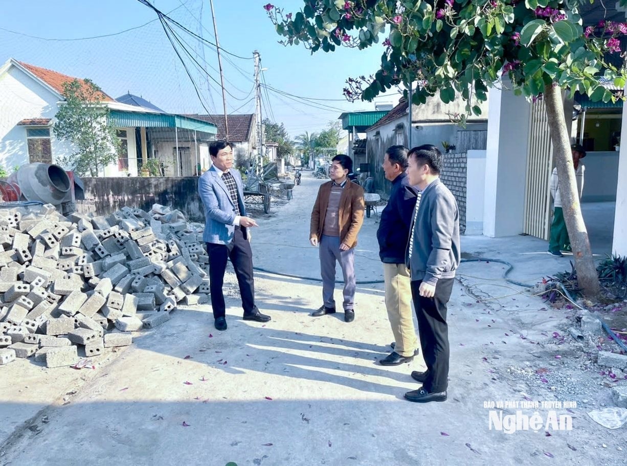 bna_-can-bo-xa-hung-chau-chi-dao-cong-tac-xay-dung-nong-thon-van-minh-d0338b2ca6820ea351b1a305a00ba1f1.jpg