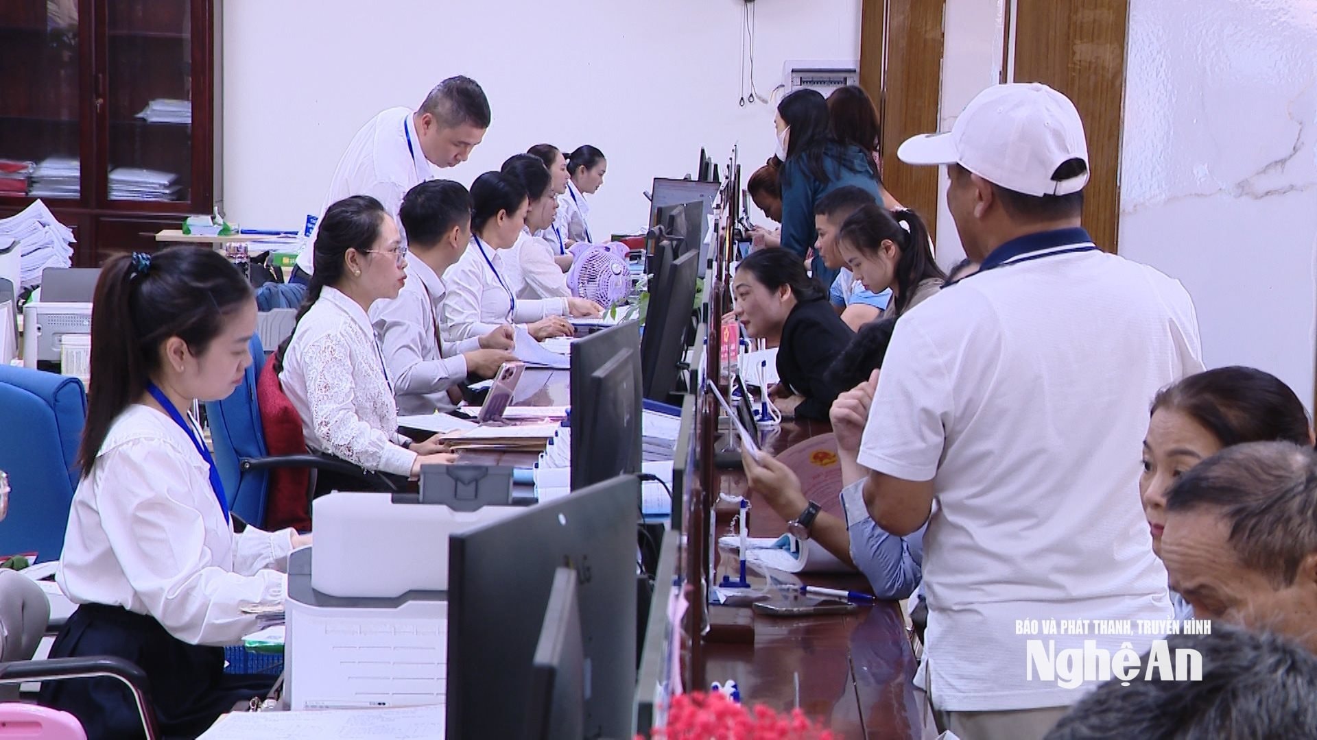bna_-canh-tiep-nhan-va-giai-quyet-thu-tuc-hanh-chinh-tai-cac-trung-tam-phuc-vu-hanh-chinh-cong-cap-xa..jpg