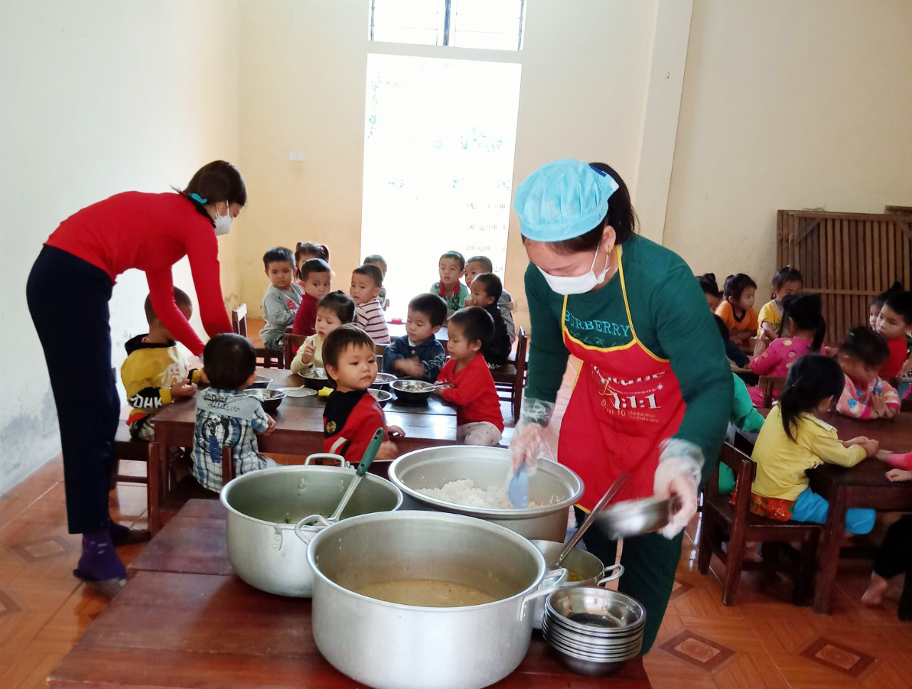 co-nuoi-phuc-vu-bua-an-cho-tre-tai-diem-truong-le-thuoc-truong-mam-non-luc-da-huyen-con-cuong.jpg