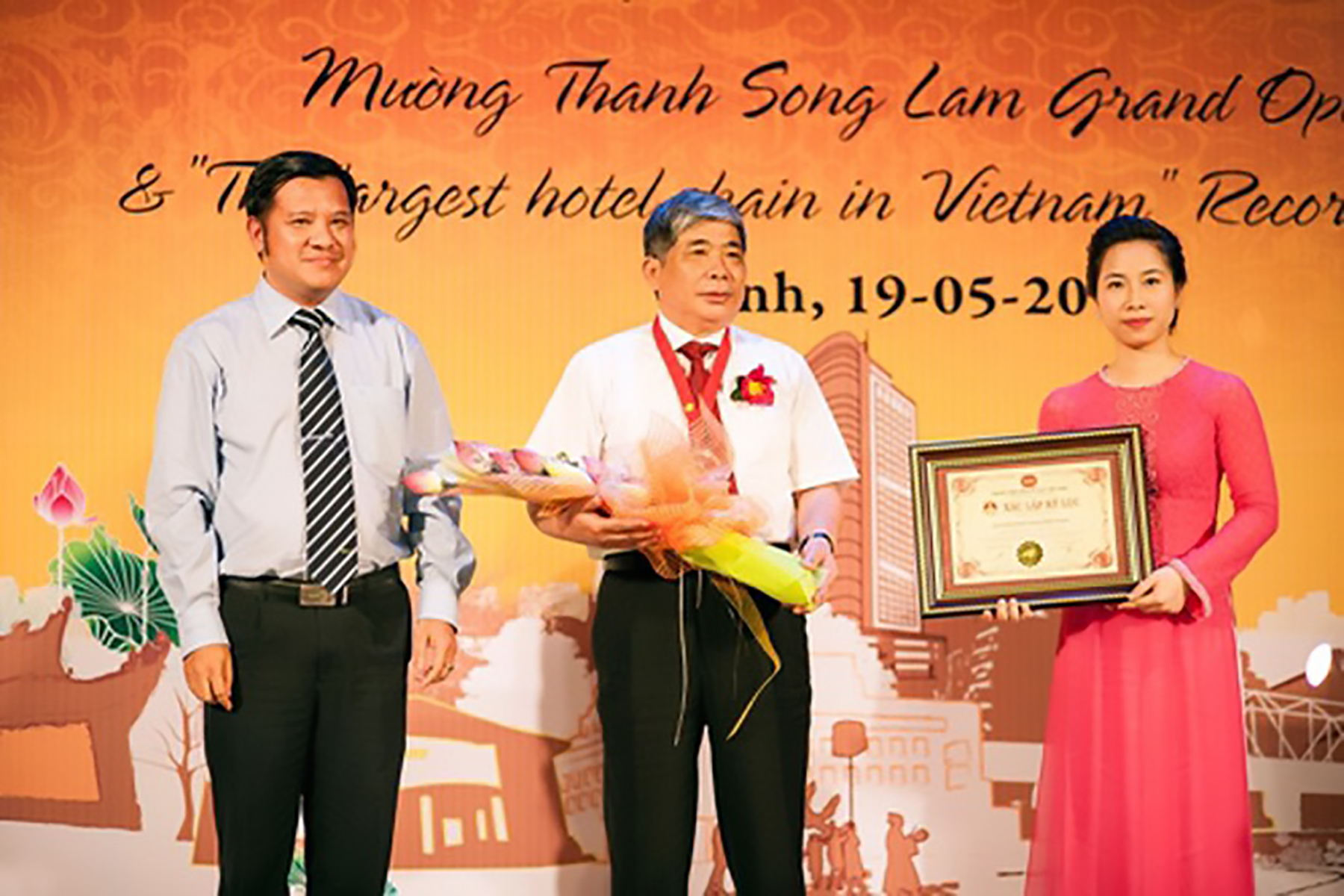 chu-tich-le-thanh-than-don-nhan-ky-luc-chuoi-khach-san-tu-nhan-lon-nhat-viet-nam-do-to-chuc-ky-luc-viet-nam-xac-lap-nam-2013.jpg