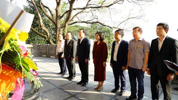 Đồng chí Nguyễn Văn Nên và đoàn công tác tưởng niệm Bà Hoàng Thị Loan, thân mẫu Bác Hồ