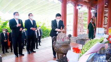 Các đồng chí lãnh đạo Đảng, Nhà nước dâng hương tại Khu Di tích lịch sử quốc gia Truông Bồn