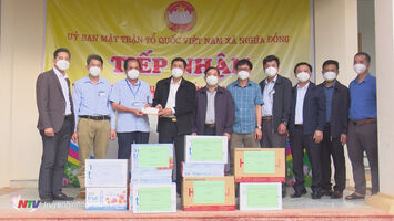 Lãnh đạo Sở GD&ĐT tỉnh tặng quà bệnh nhân Covid-19 tại xã Nghĩa Đồng, Tân Kỳ