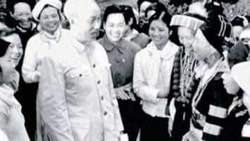 Bác Hồ với đồng bào dân tộc thiểu số tỉnh Nghệ An