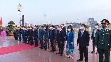 Đoàn đại biểu HĐND tỉnh dâng hoa tưởng niệm Chủ tịch Hồ Chí Minh