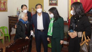 Đoàn đại biểu Quốc hội tỉnh chúc Tết, tặng quà các gia đình chính sách và hộ nghèo tại thị xã Thái Hoà