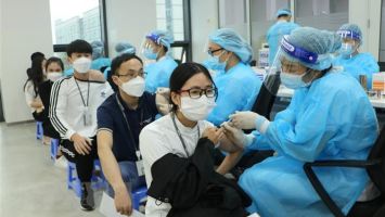 Thủ tướng yêu cầu thần tốc tiêm vaccine và đẩy mạnh thực hiện các biện pháp phòng COVID-19